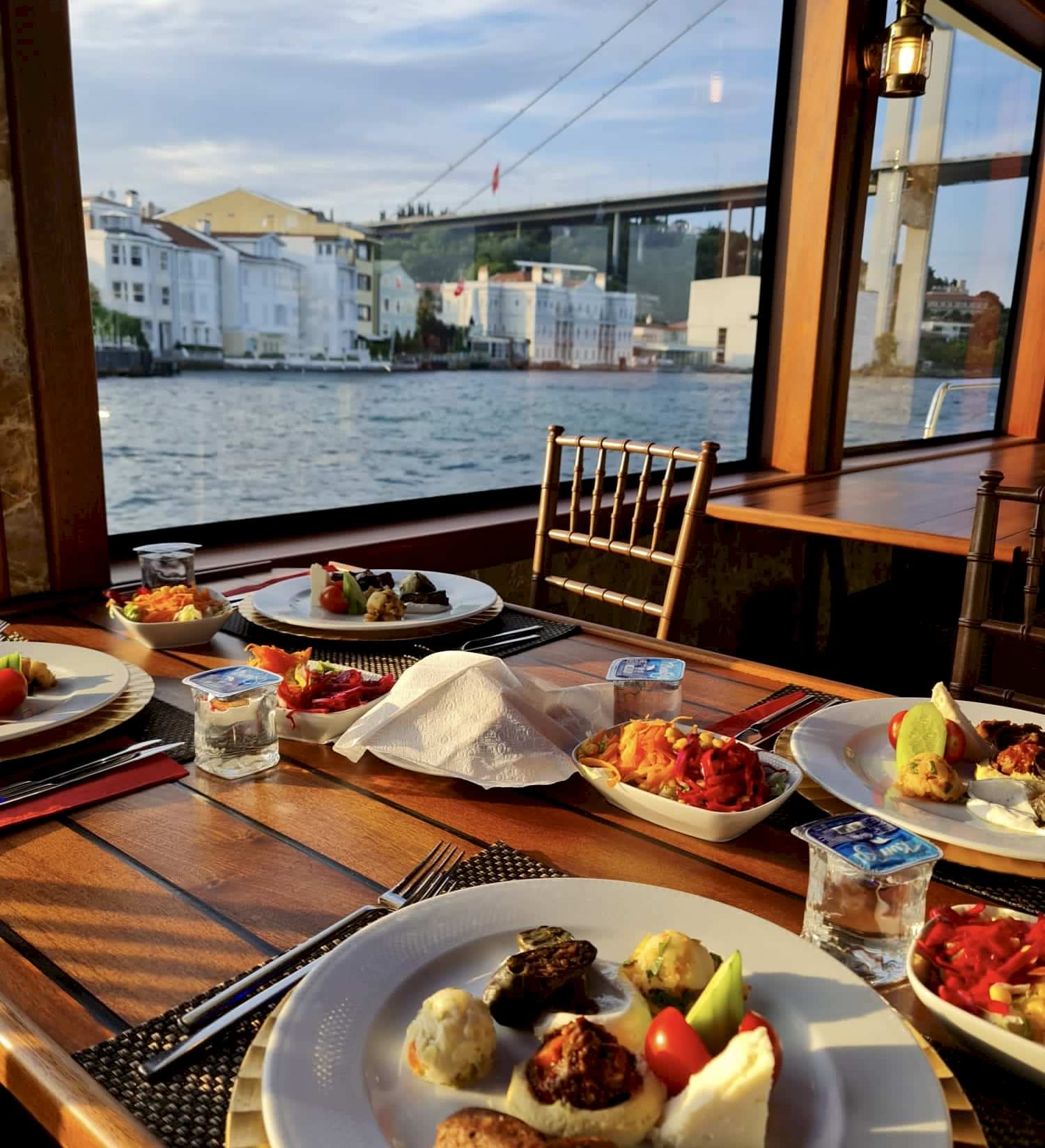 Teknede Şirket Yemeği